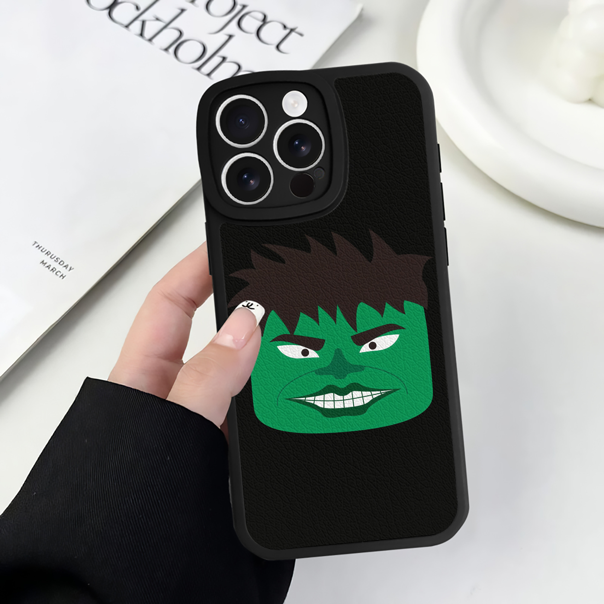 （画像用） アベンジャーズ The Avengers 【iPhone 16シリーズ対応】シリコンスマホケース（レザー調） 材質：シリコン